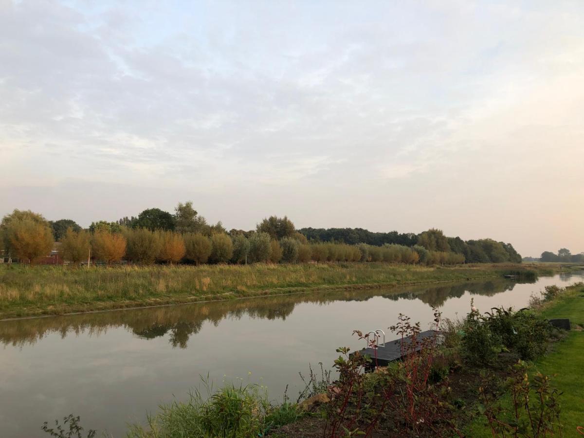 B&B Snurk Stiens, Fijn Verblijf Aan Open Vaarwater ภายนอก รูปภาพ